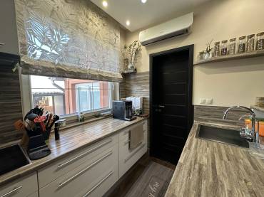 Eladó egy 4 hálószobás családi ház minőségi, luxus enteriőrrel  a XVII. kerület csendes részén