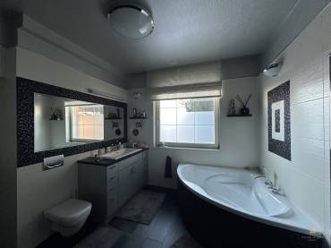 Eladó egy 4 hálószobás családi ház minőségi, luxus enteriőrrel  a XVII. kerület csendes részén