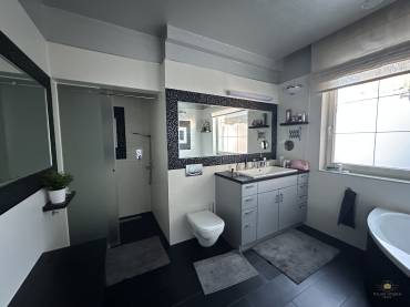 Eladó egy 4 hálószobás családi ház minőségi, luxus enteriőrrel  a XVII. kerület csendes részén