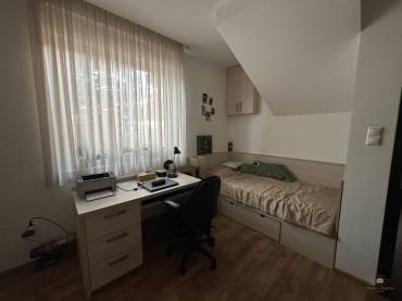 Eladó egy 4 hálószobás családi ház minőségi, luxus enteriőrrel  a XVII. kerület csendes részén