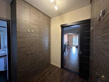 Eladó egy 4 hálószobás családi ház minőségi, luxus enteriőrrel  a XVII. kerület csendes részén