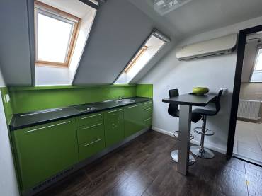 Eladó egy 4 hálószobás családi ház minőségi, luxus enteriőrrel  a XVII. kerület csendes részén