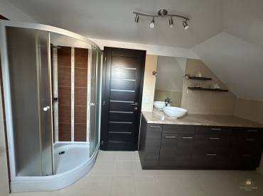 Eladó egy 4 hálószobás családi ház minőségi, luxus enteriőrrel  a XVII. kerület csendes részén