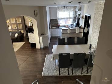 Eladó egy 4 hálószobás családi ház minőségi, luxus enteriőrrel  a XVII. kerület csendes részén