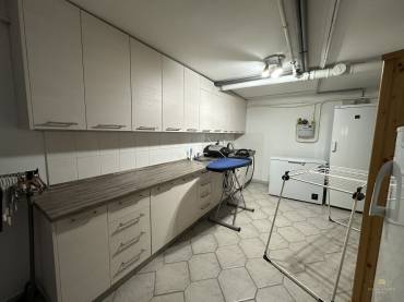 Eladó egy 4 hálószobás családi ház minőségi, luxus enteriőrrel  a XVII. kerület csendes részén