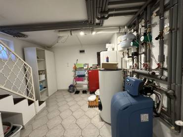 Eladó egy 4 hálószobás családi ház minőségi, luxus enteriőrrel  a XVII. kerület csendes részén