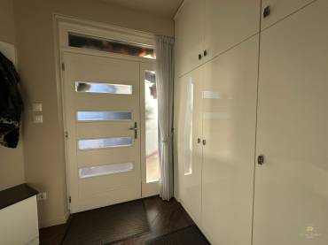 Eladó egy 4 hálószobás családi ház minőségi, luxus enteriőrrel  a XVII. kerület csendes részén