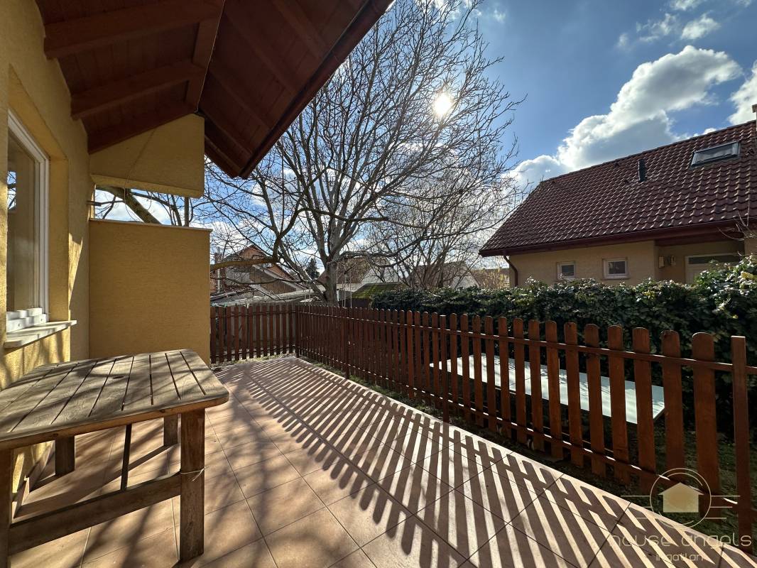 Dupla fürdőszobás, 4 hálószobás szélső sorházi lakás eladó a Liget Lakóparkban