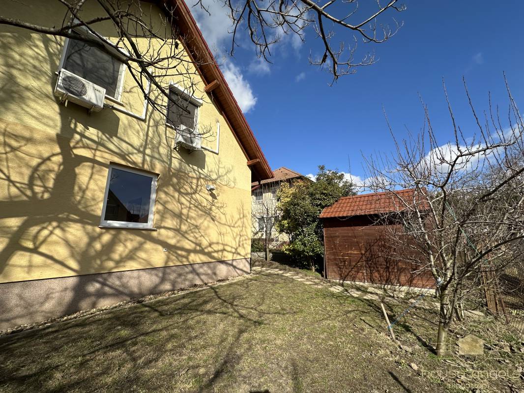 Dupla fürdőszobás, 4 hálószobás szélső sorházi lakás eladó a Liget Lakóparkban