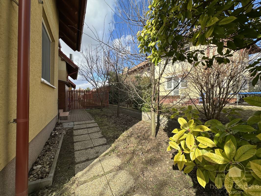 Dupla fürdőszobás, 4 hálószobás szélső sorházi lakás eladó a Liget Lakóparkban