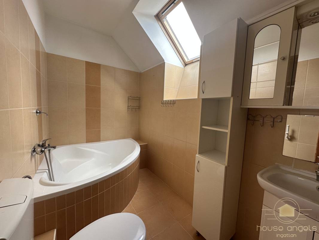 Dupla fürdőszobás, 4 hálószobás szélső sorházi lakás eladó a Liget Lakóparkban