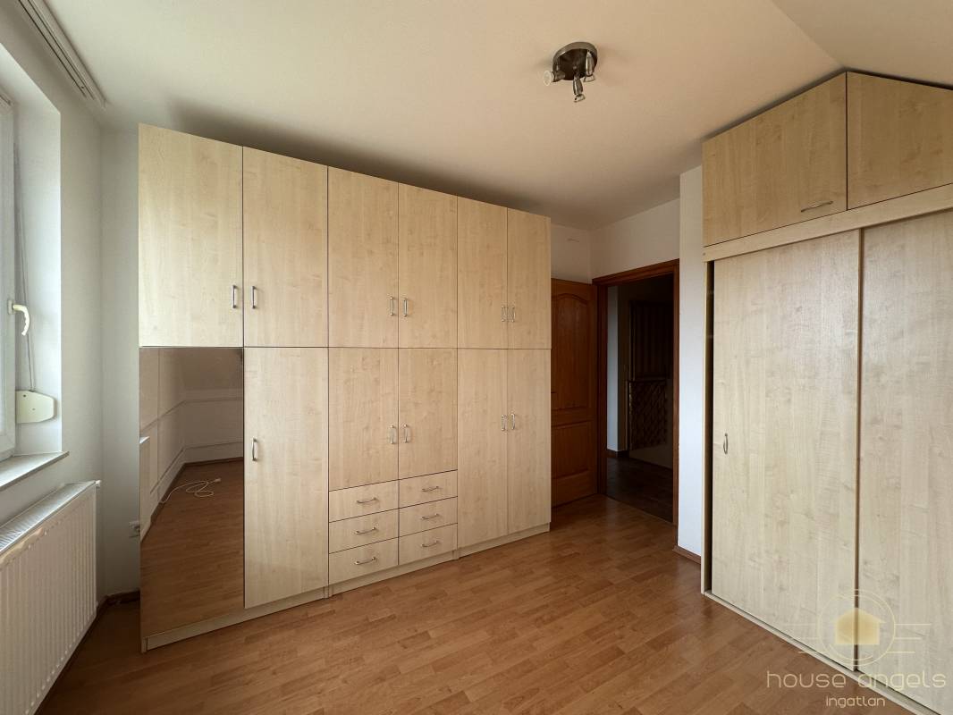 Dupla fürdőszobás, 4 hálószobás szélső sorházi lakás eladó a Liget Lakóparkban