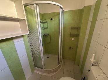 Dupla fürdőszobás, 4 hálószobás szélső sorházi lakás eladó a Liget Lakóparkban