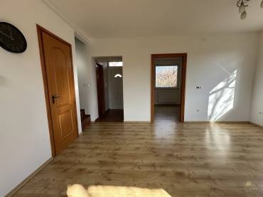 Dupla fürdőszobás, 4 hálószobás szélső sorházi lakás eladó a Liget Lakóparkban