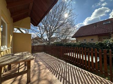 Dupla fürdőszobás, 4 hálószobás szélső sorházi lakás eladó a Liget Lakóparkban