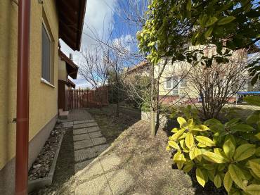 Dupla fürdőszobás, 4 hálószobás szélső sorházi lakás eladó a Liget Lakóparkban