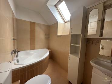 Dupla fürdőszobás, 4 hálószobás szélső sorházi lakás eladó a Liget Lakóparkban