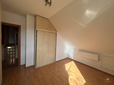 Dupla fürdőszobás, 4 hálószobás szélső sorházi lakás eladó a Liget Lakóparkban