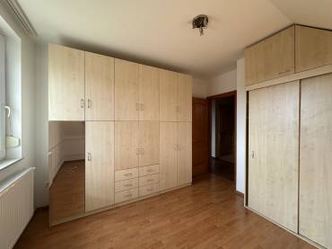 Dupla fürdőszobás, 4 hálószobás szélső sorházi lakás eladó a Liget Lakóparkban