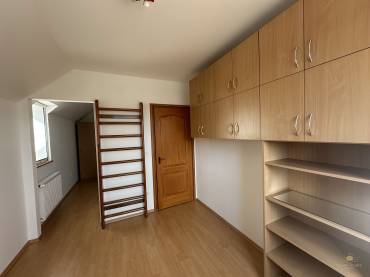 Dupla fürdőszobás, 4 hálószobás szélső sorházi lakás eladó a Liget Lakóparkban