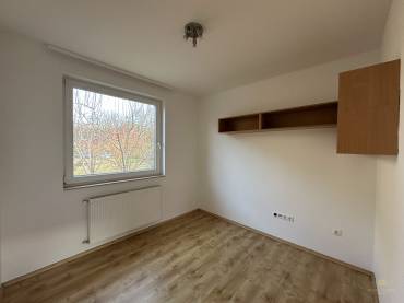 Dupla fürdőszobás, 4 hálószobás szélső sorházi lakás eladó a Liget Lakóparkban