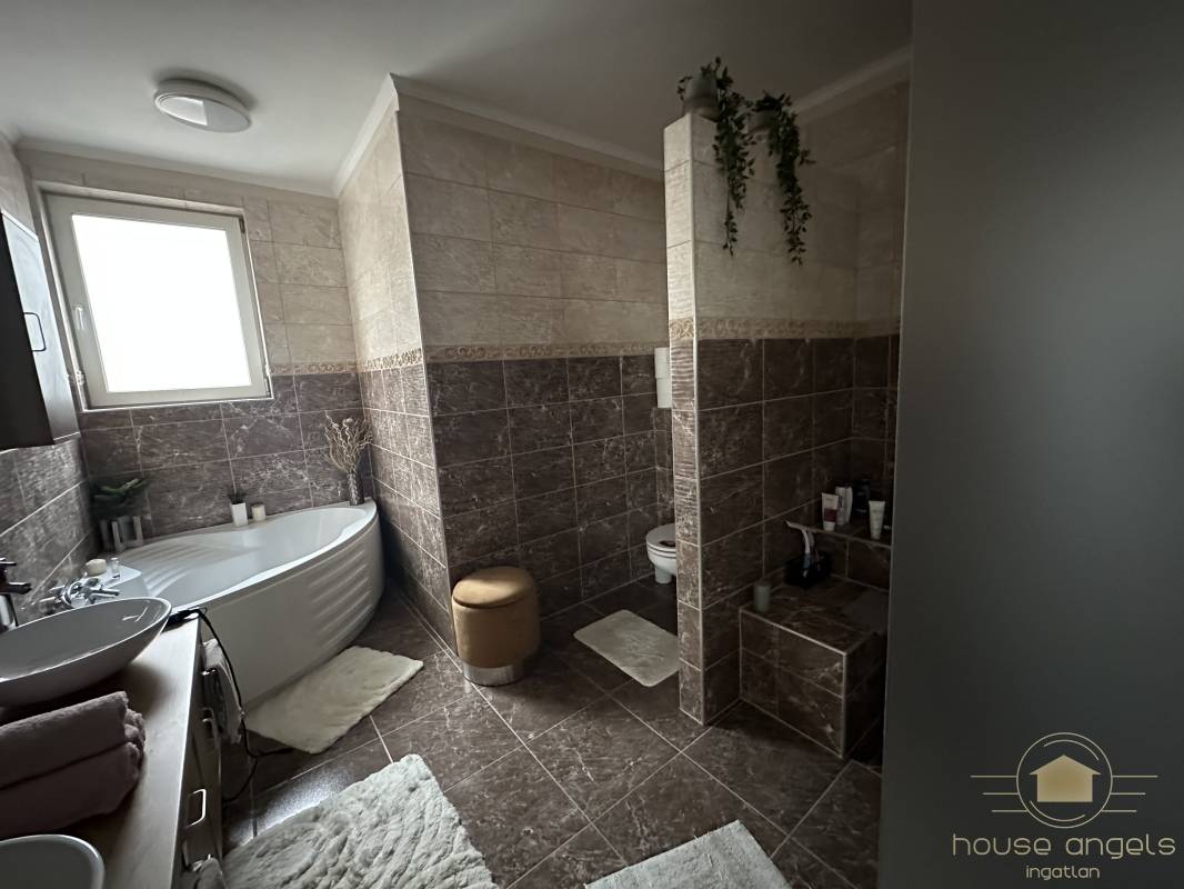 Egyszintes, két generációs családi ház extrán felújítva eladó Gyömrőn