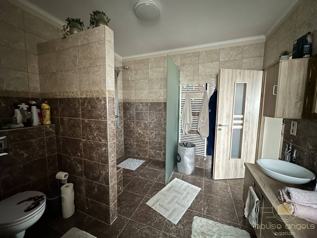 Egyszintes, két generációs családi ház extrán felújítva eladó Gyömrőn