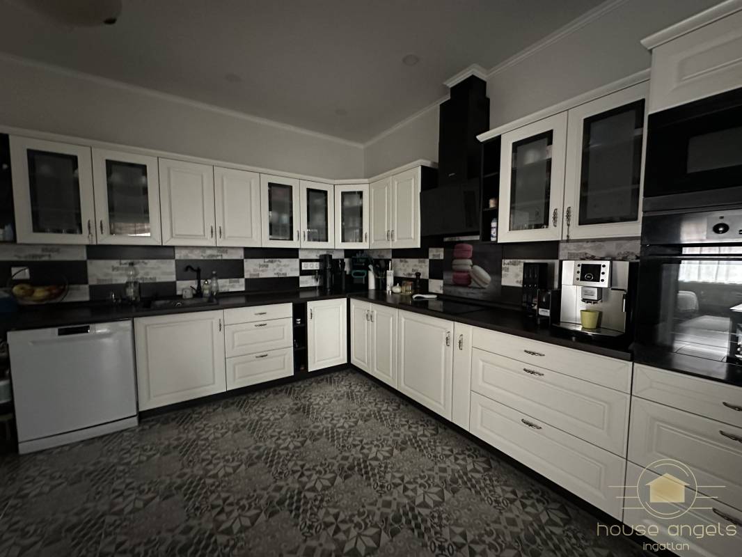 Egyszintes, két generációs családi ház extrán felújítva eladó Gyömrőn