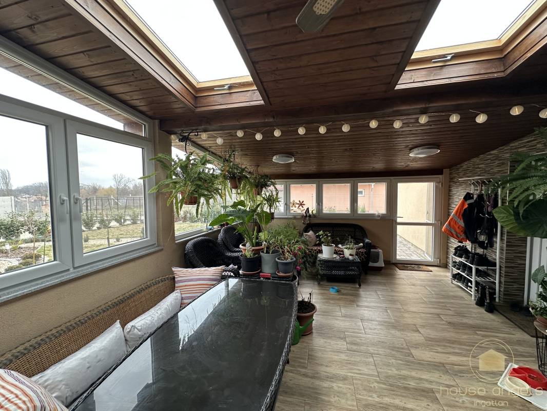 Egyszintes, két generációs családi ház extrán felújítva eladó Gyömrőn