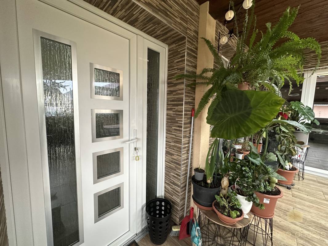 Egyszintes, két generációs családi ház extrán felújítva eladó Gyömrőn