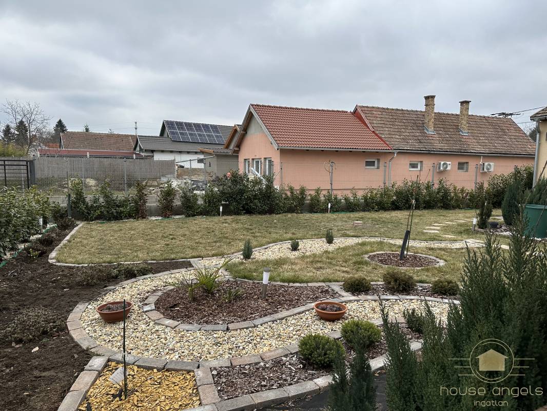 Egyszintes, két generációs családi ház extrán felújítva eladó Gyömrőn