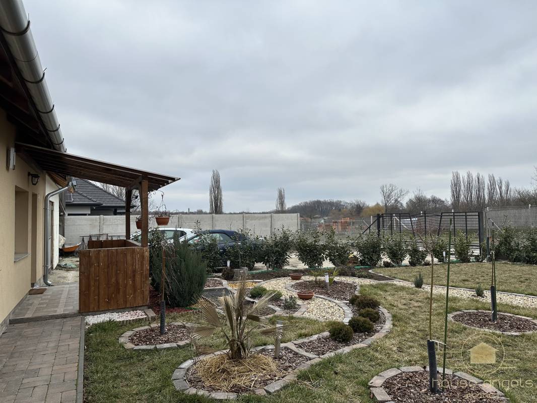 Egyszintes, két generációs családi ház extrán felújítva eladó Gyömrőn