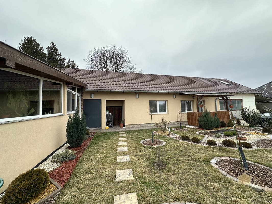 Egyszintes, két generációs családi ház extrán felújítva eladó Gyömrőn