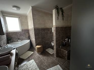 Egyszintes, két generációs családi ház extrán felújítva eladó Gyömrőn