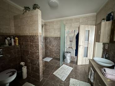 Egyszintes, két generációs családi ház extrán felújítva eladó Gyömrőn