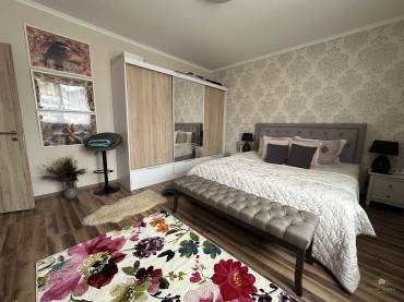 Egyszintes, két generációs családi ház extrán felújítva eladó Gyömrőn