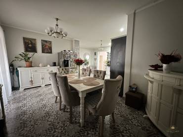 Egyszintes, két generációs családi ház extrán felújítva eladó Gyömrőn