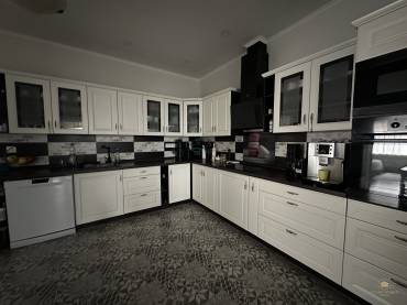 Egyszintes, két generációs családi ház extrán felújítva eladó Gyömrőn