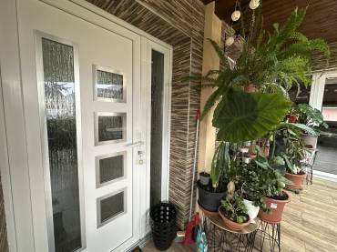 Egyszintes, két generációs családi ház extrán felújítva eladó Gyömrőn