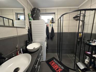 Egyszintes, két generációs családi ház extrán felújítva eladó Gyömrőn