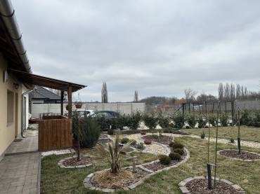 Egyszintes, két generációs családi ház extrán felújítva eladó Gyömrőn