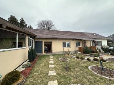 Egyszintes, két generációs családi ház extrán felújítva eladó Gyömrőn